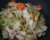 รูปขั้นตอนการทำที่ 3 ของ ผัดกะหล่ำปลีอกไก่