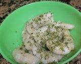 Foto del paso 1 de la receta: Tostas con aguacate, huevo, salsa mahonesa y langostinos