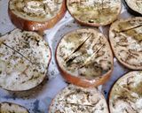Foto del passaggio 1 della ricetta Parmigiana di melanzane bianca, con pesto alle mandorle e bufala