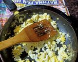 A picture of step 2 of Egg maggi.