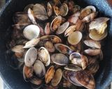 A picture of step 2 of Linguine with Fresh Clams.