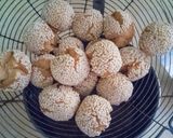 Foto langkah ke 6 dari resep Onde-onde Ketawa, cukup 1 telur.