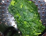 Foto langkah ke 1 dari resep Tumis daun singkong pete pedas.