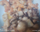 Foto del paso 3 de la receta: Huevos fritos con vieiras, langostinos y sepia