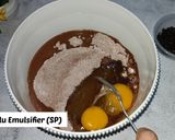 Foto langkah ke 4 dari resep Bolu Kukus Coklat Mekar Triple Chocolates.