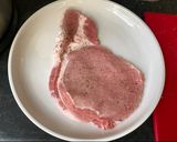 A picture of step 2 of German pork schnitzel.