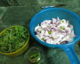 A picture of step 2 of Mint onion chutney.