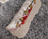 Foto del paso 8 de la receta: Rulo de pizza de jamón, quesos y olivas