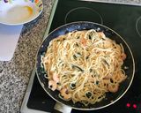 Foto del paso 7 de la receta Espaguetis al ajillo con gambas y espinacas