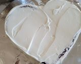 A picture of step 4 of Red velvet cake with cheese cream frosting.