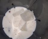 A picture of step 2 of Choco biscuit shake.