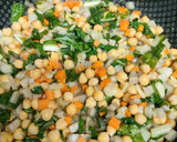 Foto del paso 5 de la receta: Garbanzos con acelgas y cúrcuma