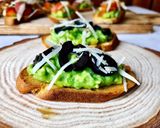 Hình bước làm 3 của món Bruschetta Bơ, Olive 🫒 & Phô Mai Parmesan