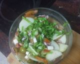 Foto del paso 2 de la receta: Ensalada con pera y pasas con alioli de limón