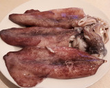 Foto del paso 1 de la receta: Tapa de calamares con cebolla, piñones y vino blanco