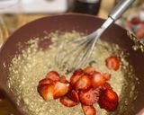 Foto del paso 2 de la receta: Budín de arándanos y frutilla, sin harinas, sin azúcar