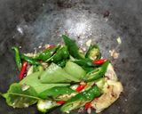 Foto langkah ke 3 dari resep Tumis Kerang Cabai Hijau.