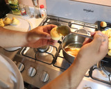 Foto del paso 11 de la receta: Croquembouche (masa choux y crema pastelera)