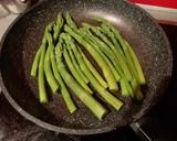 Une image de l'étape 3 de Asperges vertes poêlées au parmesan.