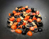 Foto del paso 2 de la receta: Tallarines a la putanesca (mi versión)