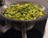 Foto del paso 2 de la receta: Habas al Vapor con Piñones