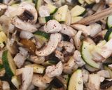 Gombás, cukkinis szaftos csirke GM recept fázis 2 fotója
