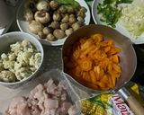 Foto langkah ke 1 dari resep Nasi Ayam Cah Jamur ala Solaria.