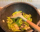 รูปขั้นตอนการทำที่ 4 ของ อกไก่ผัดพริกหนุ่ม ￼