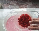 Foto langkah ke 3 dari resep Es Pink Lava Stroberi.