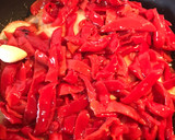 Foto del paso 3 de la receta: Lomo adobado con pimientos del piquillo