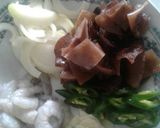 Foto langkah ke 1 dari resep Tumis udang-jamur kuping saus tiram.