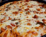 A picture of step 7 of Chicken tikka creamy pizza.