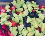Foto del paso 1 de la receta: Ensalada de frutas con aceitunas y queso de almendras 🥙