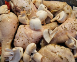 Foto del paso 1 de la receta: Muslitos de pollo en salsa con champiñones y arroz