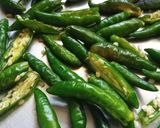 राई -हरी मिर्च का अचार(Hari mirch ka Achar recipe ine Hindi) रेसिपी चरण 2 फोटो