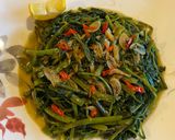 A picture of step 2 of Stir-Fried Water Spinach with Garlic.