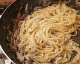 Foto del passaggio 8 della ricetta Linguine all acciughe, pesto di basilico, burrata e pistacchi con acciughe croccanti