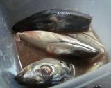 Foto langkah ke 1 dari resep Kembung kuah kunyit asam.