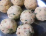 A picture of step 4 of Cheesy chutney stuffed cracker balls.