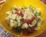 Foto del paso 1 de la receta: Ensalada de palta, tomate, mozzarella y cebolla colorada