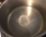 Une image de l'étape 5 de Boites chaudes à l'ail et au vin blanc (pommes grenailles, saucisses de morteau et diots du Jura).