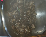 Foto del paso 3 de la receta: Arroz con setas y ajos tiernos