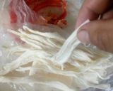 Foto del paso 2 de la receta: Rollitos de pan con salchicha y queso,