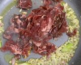 Hình bước làm 2 của món Cơm chiên kimchi bò xúc xích 🍳
