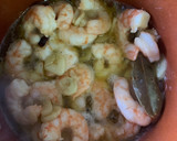 Foto del paso 2 de la receta: Huevos rotos con langostinos al ajillo y patatas pajas