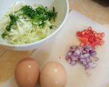 Foto langkah ke 1 dari resep Telur dadar kubis irit anak kos tanggal tua.