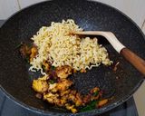 Foto langkah ke 3 dari resep Mie Nasi Goreng.