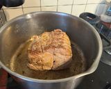 Une image de l'étape 2 de Rôti de porc cuit à la bière et à la moutarde.