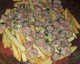 Foto del paso 3 de la receta: Fritas con salsa de crema de verdeo y salchichas