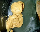 A picture of step 3 of Scotcharoos.